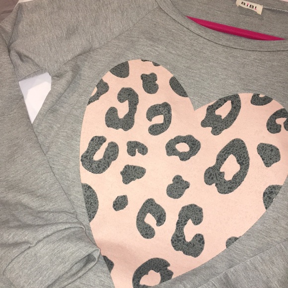 Last 1!! Leopard Pink Heart Grey Sweatshirt - Picture 3 of 3